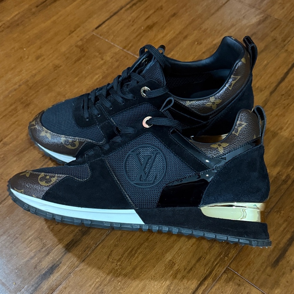 Louis Vuitton sneaks. - Picture 3 of 8